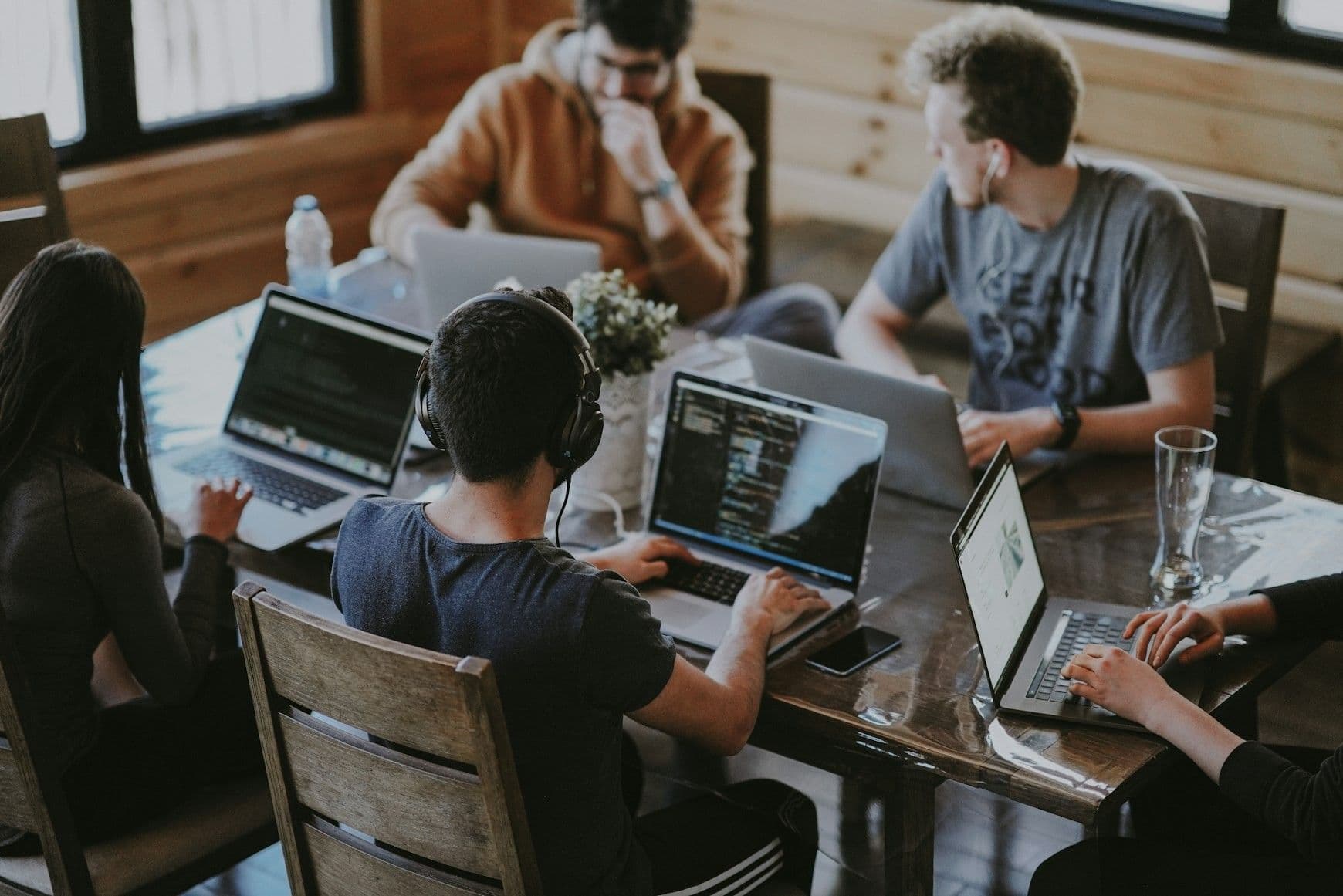 Personnes en formation évaluant des critères sur un tableau blanc